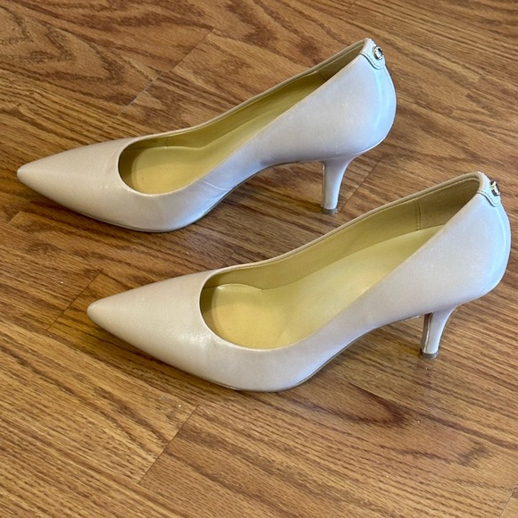 Michael Kors Cream Tan Pumps Size 8 - Picture 11 of 15